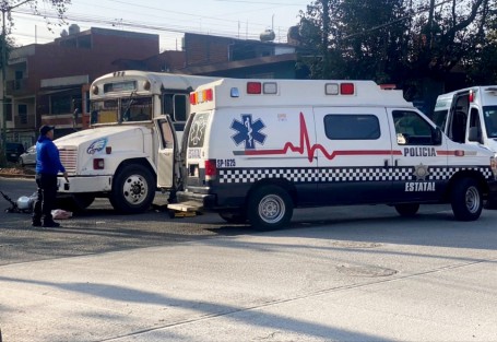 En uno más de los accidentes de motociclistas repartidores, un hombre terminó abajo de una unidad de Servicio Urbano al chocar contra el mismo en la esquina de Ruiz Cortines  y Acueducto. Paramédicos de Cruz verde y Grupo Panteras lo trasladaron a un hospital. 