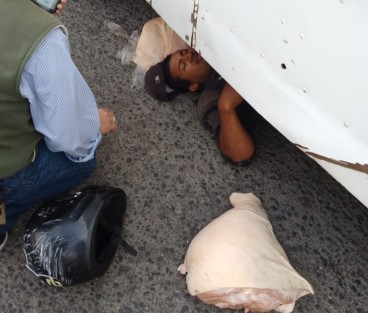 En uno más de los accidentes de motociclistas repartidores, un hombre terminó abajo de una unidad de Servicio Urbano al chocar contra el mismo en la esquina de Ruiz Cortines  y Acueducto. Paramédicos de Cruz verde y Grupo Panteras lo trasladaron a un hospital. 