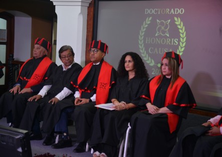 En el Colegio de Veracruz (Colver) entregaron el grado Honoris Causa a la senadora Susana Harp, la cantante Lila Downs y el escritor y poeta originario de Ixhuatlán de Madero, Natalio Hernández presentes autoridad de gobierno y diputados locales.
