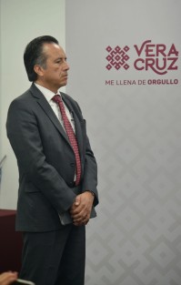 El gobernador Cuitláhuac García Jiménez informó que este lunes iniciará un operativo contra aquellas personas que ofrezcan el servicio de Uber, pues se trata de una plataforma ilegal en el estado. 