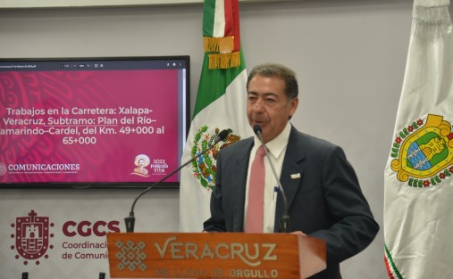 Las labores constan de fresado y reposición de carpeta asfáltica, colocación de barrera central de concreto hidráulico, defensas metálicas y mallas antideslumbrantes, riego de sello y restauración de la señalización horizontal, detalló el director del Centro SICT Veracruz, Martín Ramón Álvarez Fontán.