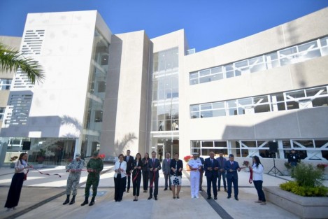  Este lunes, el gobernador Cuitláhuac García Jiménez acompañó a la titular de la Fiscalía General del Estado, Verónica Hernández Giadáns, a la inauguración y recorrido de los edificios B1 y B2, anexos a las oficinas centrales en Xalapa, donde el órgano autónomo invirtió 144 millones de pesos en un área de 4 mil 897 metros cuadrados.

