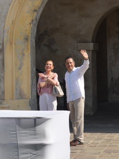 Mediante las brigadas de Promoción de la Lectura y la Cultura Mujeres Insurgentes y el programa Español para Todos, el Gobierno del Estado llegará a mil 200 escuelas para impactar a 117 mil alumnas y alumnos, afirmó el gobernador Cuitláhuac García Jiménez ante la impulsora de la campaña nacional Fandangos por la Lectura, Beatriz Gutiérrez Müller. 