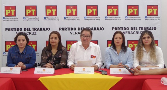 El Partido del Trabajo (PT) manifiesta que la democracia, ha costado mucho en México; la Cuarta Transformación plantea bajar los costos, los escandalosos salarios que perciben los Consejeros son un insulto para el pueblo. La 4T continuará del lado del pueblo y el pueblo continuará con la 4T.