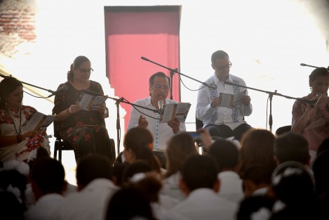 El Gobernador Cuitláhuac García hizo la lectura del poema Puerto, de Manuel Maples Arce, junto con la esposa del presidente Andrés Manuel López Obrador; y de María Enriqueta Camarillo la poesía Al mar, acompañado por estudiantes en el Fuerte de San Juan de Ulúa.