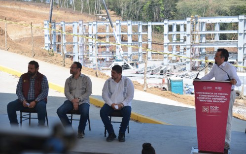 Acompañado de Elio Hernández y Zenyazen Escobar, titulares de SIOP y SEV, el gobernador Cuitláhuac García Jiménez, presentó la construcción del Complejo Deportivo Nido del Halcón, en la zona del Tecnológico sobre la nueva avenida Quetzal. 