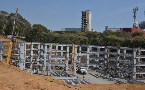 Acompañado de Elio Hernández y Zenyazen Escobar, titulares de SIOP y SEV, el gobernador Cuitláhuac García Jiménez, presentó la construcción del Complejo Deportivo Nido del Halcón, en la zona del Tecnológico sobre la nueva avenida Quetzal. 