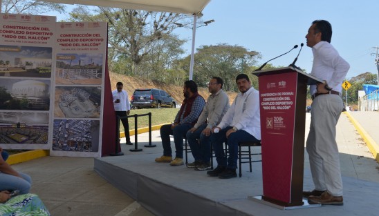 Acompañado de Elio Hernández y Zenyazen Escobar, titulares de SIOP y SEV, el gobernador Cuitláhuac García Jiménez, presentó la construcción del Complejo Deportivo Nido del Halcón, en la zona del Tecnológico sobre la nueva avenida Quetzal. 