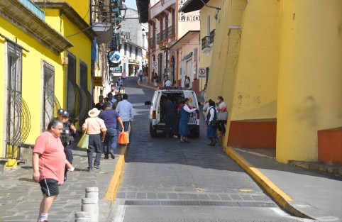 Una persona se desvaneció dentro de la Catedral de Xalapa, por lo que fue necesario trasladarla en ambulancia a un hospital. 