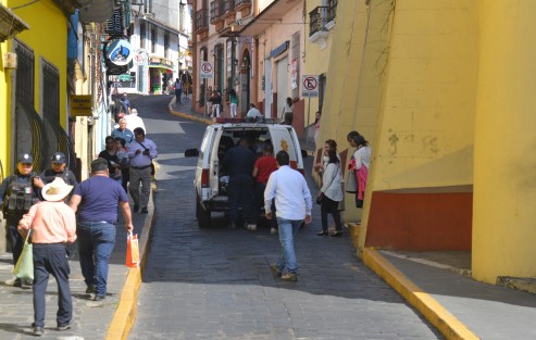 Una persona se desvaneció dentro de la Catedral de Xalapa, por lo que fue necesario trasladarla en ambulancia a un hospital. 