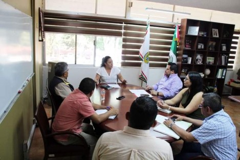 Con la finalidad de contribuir a la gobernanza de la Nueva Escuela Mexicana que busca un sistema que se enfoca en la excelencia de las y los docentes, en su mejora constante, este miércoles se realizó una reunión de trabajo de la Subsecretaria de Educación Básica, Maritza Ramírez Aguilar  y el Sindicato Magisterial del Estado de Veracruz (SIMEV) representado por Mario A. Chama Mario A. Chama Díaz.  