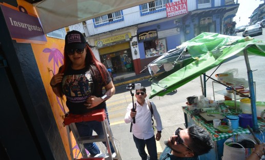La activista Wendy López continúa con la propuesta de cambiar la nomenclatura de algunas calles del centro de la Capital. Este jueves lo hizo en la esquina de Insurgentes y Xalapeños Ilustres que quedaron como Insurgentas y Xalapeñas Ilustres.
