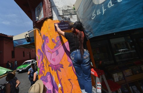 La activista Wendy López continúa con la propuesta de cambiar la nomenclatura de algunas calles del centro de la Capital. Este jueves lo hizo en la esquina de Insurgentes y Xalapeños Ilustres que quedaron como Insurgentas y Xalapeñas Ilustres.
