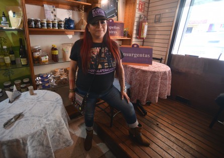 La activista Wendy López continúa con la propuesta de cambiar la nomenclatura de algunas calles del centro de la Capital. Este jueves lo hizo en la esquina de Insurgentes y Xalapeños Ilustres que quedaron como Insurgentas y Xalapeñas Ilustres.