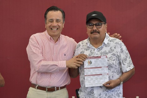 De manera simbólica, recibieron sus órdenes de pago Guadalupe Carmen Velasco Madrigal, Norma González Sagrero, Luis Felipe Sierra Castro y Miguel Ortiz Mendoza quien, al tomar la palabra, rememoró la iniciativa del Presidente en favor de este sector de la población, misma que permite solventar sus necesidades básicas de salud, alimentación y esparcimiento.