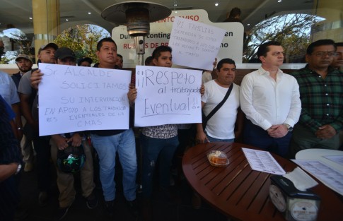 Ex trabajadores eventuales de CMAS, dieron una conferencia de prensa donde acusaron al Ayuntamiento de despido injustificado. Luego bloquearon varios minutos un carril de la calle Enríquez.
