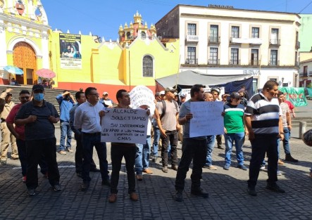 Ex trabajadores eventuales de CMAS, dieron una conferencia de prensa donde acusaron al Ayuntamiento de despido injustificado. Luego bloquearon varios minutos un carril de la calle Enríquez.
