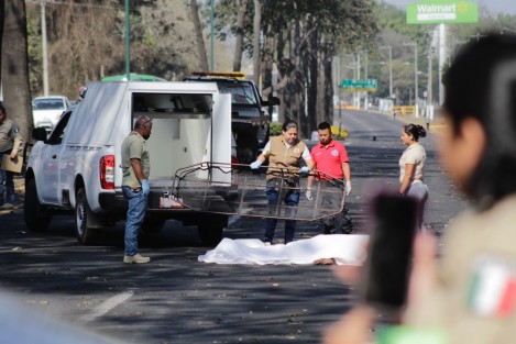 Un motociclista murió al ser arrollado por un tráiler cuando intentó rebasarlo.  El percance fue sobre Lázaro Cárdenas a la altura de Plaza Ánimas, con dirección a Banderilla. El chofer se dio a la fuga, pero fue detenido más adelante.  