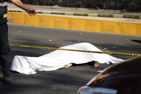 Un motociclista murió al ser arrollado por un tráiler cuando intentó rebasarlo.  El percance fue sobre Lázaro Cárdenas a la altura de Plaza Ánimas, con dirección a Banderilla. El chofer se dio a la fuga, pero fue detenido más adelante.  