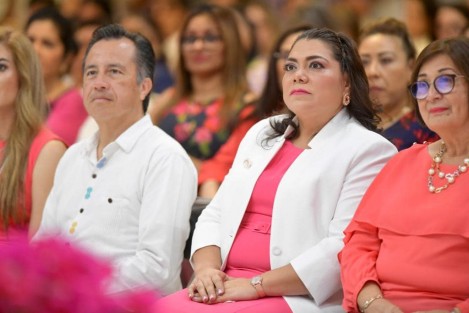 En este encuentro estuvieron presentes el Gobernador de Veracruz, Cuitláhuac García Jiménez, así como servidoras públicas a cargo de responsabilidades importantes en la entidad, la Diputada Margarita Corro Mendoza, Presidenta de la mesa directiva del Congreso del Estado de Veracruz; la Licenciada Verónica Hernández Giadáns, primera Fiscal General del Estado de Veracruz; entre otras.