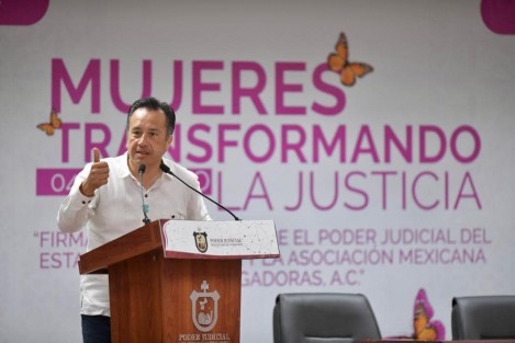 El titular del Ejecutivo asistió como invitado de honor al evento protocolario, donde su mensaje claro previo al 8 de marzo, Día Internacional de las Mujeres, es que el empoderamiento de la mujer en Veracruz es una realidad, gracias a ellas mismas y no a concesiones o favores.