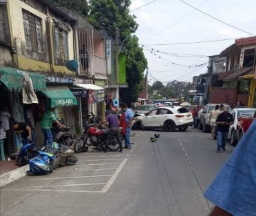 Un enfrentamiento entre civiles y sujetos armados en Tezonapa, Ver., según información extraoficial, dejó como saldo tres personas muertas, entre ellas el ex diputado perredista Alexis Sánchez, y un menor de edad.