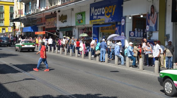 Pese a las diversas opciones que tienen los beneficiarios de los apoyos del Gobierno federal, como pensiones y becas, para cobrar, las largas filas siguen en las sucursales del pasaje Tanos y la Av. Murillo Vidal. 