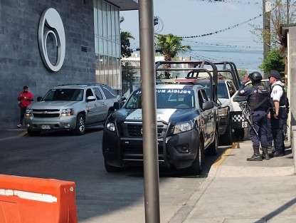 En tanto, el hermano del finado Alexis Sánchez, Arturo Sánchez, quien fue alcalde también de Tezonapa, al estar dentro de una funeraria se desmayó al enterarse que su madre también murió, teniendo que ser atendido por paramédicos de la Cruz Roja.
