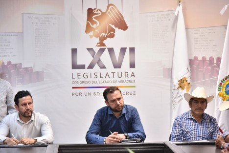 El representante del Distrito IX, con cabecera en Perote, diputado Paul Martínez Marie, atendió a Agentes Municipales de las comunidades de Comales, Quilate Sur, Quilate nuevo, Quilate Antiguo y de la Colonia Ejidal Guadalupe Victoria, pertenecientes al municipio de Altotonga, quienes le expusieron temas relacionados con retrasos en la rehabilitación de tramos carreteros en sus demarcaciones.


