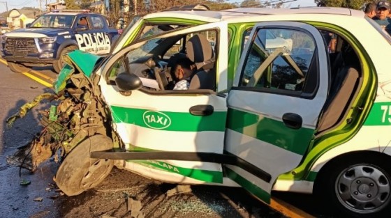  Un fuerte accidente de un taxi contra una camioneta en el bulevar Xalapa-Banderilla, a la altura de El Gallito, resultó en el fallecimiento del conductor del auto de alquiler y dos estudiantes lesionados.