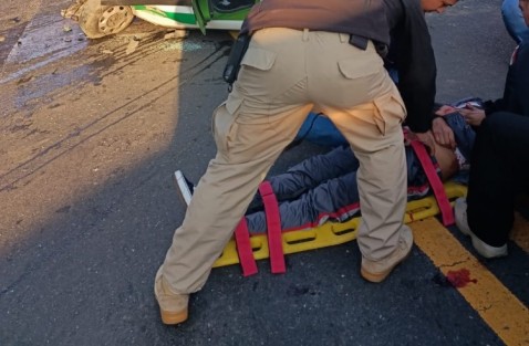  Un fuerte accidente de un taxi contra una camioneta en el bulevar Xalapa-Banderilla, a la altura de El Gallito, resultó en el fallecimiento del conductor del auto de alquiler y dos estudiantes lesionados.
