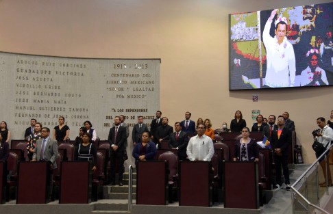 En el Congreso del Estado se guardó un minuto de silencio y transmitió un video en memoria del ex diputado y secretario de Servicios Legislativos, Alexis Sánchez García, fallecido en un ataque armado en Tezonapa el domingo recién pasado.
