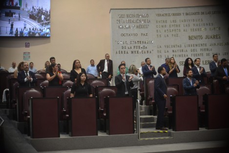 En el Congreso del Estado se guardó un minuto de silencio y transmitió un video en memoria del ex diputado y secretario de Servicios Legislativos, Alexis Sánchez García, fallecido en un ataque armado en Tezonapa el domingo recién pasado.
