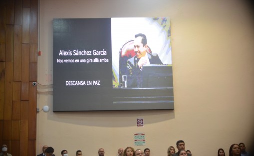 En el Congreso del Estado se guardó un minuto de silencio y transmitió un video en memoria del ex diputado y secretario de Servicios Legislativos, Alexis Sánchez García, fallecido en un ataque armado en Tezonapa el domingo recién pasado.
