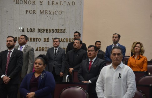 En el Congreso del Estado se guardó un minuto de silencio y transmitió un video en memoria del ex diputado y secretario de Servicios Legislativos, Alexis Sánchez García, fallecido en un ataque armado en Tezonapa el domingo recién pasado.