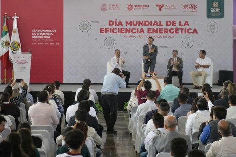 Este martes, la Secretaría de Desarrollo Económico y Portuario (SEDECOP) organizó un ciclo de conferencias sobre la industria, donde coinciden expertos de la Comisión Nacional para el Uso Eficiente de la Energía (CONUEE), la Secretaría de Medio Ambiente, la Oficina de Programa de Gobierno y el Consejo Veracruzano de Investigación Científica y Desarrollo Tecnológico, entre otros organismos.
