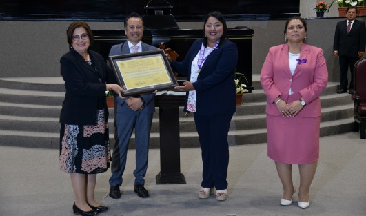  El gobernador Cuitláhuac García Jiménez encabezó la entrega de la medalla Premio Estatal a la Mujer Veracruzana 2023, por su labor a favor de las mujeres en la ciencia y por la igualdad, a la doctora en Ciencias de la Ingeniería, Graciela Elizabeth Nani, presidenta del Consejo Consultivo del Instituto Veracruzano de las mujeres .