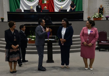  El gobernador Cuitláhuac García Jiménez encabezó la entrega de la medalla Premio Estatal a la Mujer Veracruzana 2023, por su labor a favor de las mujeres en la ciencia y por la igualdad, a la doctora en Ciencias de la Ingeniería, Graciela Elizabeth Nani, presidenta del Consejo Consultivo del Instituto Veracruzano de las mujeres .