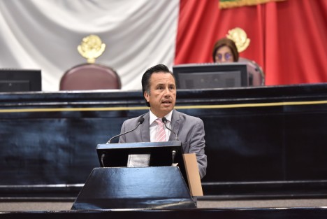  Por méritos propios y no por concesiones, las mujeres veracruzanas ocupan espacios trascendentales en la toma de decisiones del Estado, de ahí que su lucha sea inspiración para nuevas generaciones, expresó el gobernador Cuitláhuac García Jiménez, durante la entrega del Premio Estatal de la Mujer Veracruzana por parte del Congreso local.