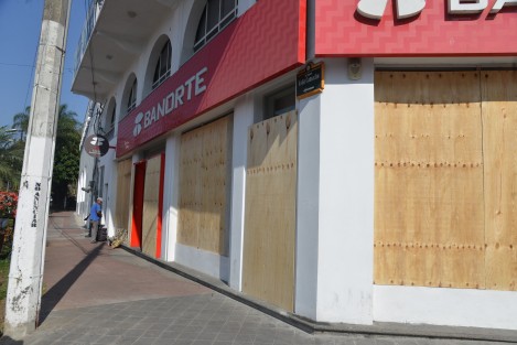 Como ya se ha hecho costumbre cada manifestación, edificios públicos y algunos comercios del centro de la ciudad de Xalapa son cubiertos con tablones, y en el caso del edificio de la SSP, con placas de acero, ante la marcha del 8M.  
