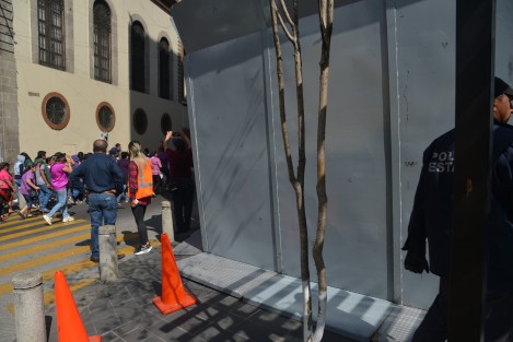 Como ya se ha hecho costumbre cada manifestación, edificios públicos y algunos comercios del centro de la ciudad de Xalapa son cubiertos con tablones, y en el caso del edificio de la SSP, con placas de acero, ante la marcha del 8M.  
