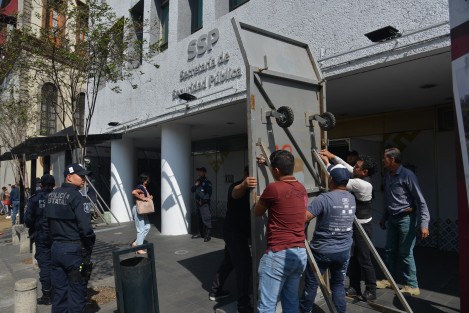 Como ya se ha hecho costumbre cada manifestación, edificios públicos y algunos comercios del centro de la ciudad de Xalapa son cubiertos con tablones, y en el caso del edificio de la SSP, con placas de acero, ante la marcha del 8M.  
