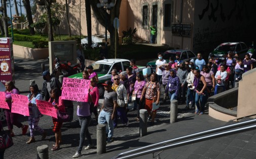 Un grupo de mujeres marchó por el Centro de la Capital solicitando a la SEV la entrega de apoyos tecnológicos para sus hijos.  