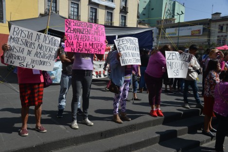 Un grupo de mujeres marchó por el Centro de la Capital solicitando a la SEV la entrega de apoyos tecnológicos para sus hijos.  