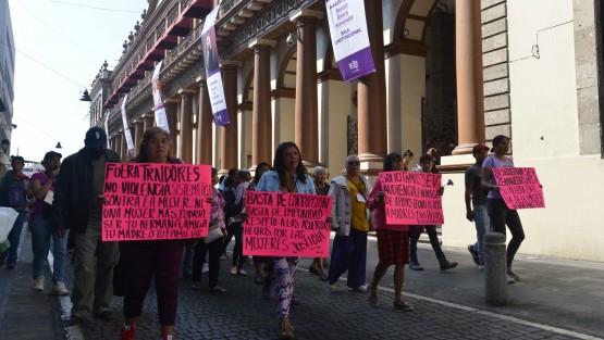 Un grupo de mujeres marchó por el Centro de la Capital solicitando a la SEV la entrega de apoyos tecnológicos para sus hijos.  
