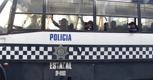 Mujeres policías antimotines arribaron al centro de la ciudad para resguardar la manifestación y evitar excesos.  