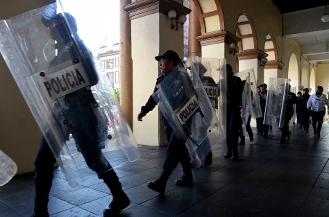 Mujeres policías antimotines arribaron al centro de la ciudad para resguardar la manifestación y evitar excesos.  