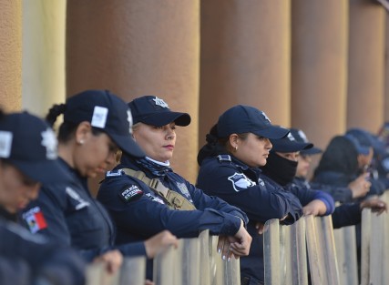 Mujeres policías antimotines arribaron al centro de la ciudad para resguardar la manifestación y evitar excesos.  