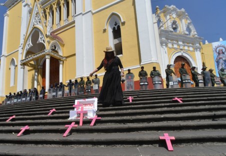 La activista Wendy López, en compañía de una banda de guerra, realizó un performance en las escalinatas de la catedral de Xalapa, donde colocó cruces de madera y  leyó una lista de 19 mujeres asesinadas y desaparecidas en el Estado, a quienes se les asignó un nombre para poder realizar su investigación. 
