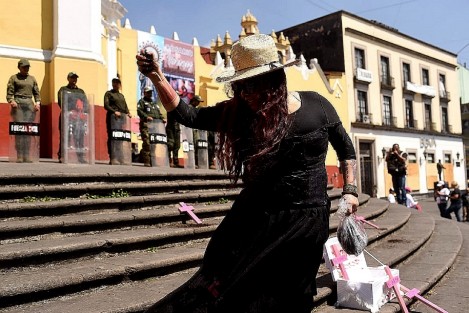 La activista Wendy López, en compañía de una banda de guerra, realizó un performance en las escalinatas de la catedral de Xalapa, donde colocó cruces de madera y  leyó una lista de 19 mujeres asesinadas y desaparecidas en el Estado, a quienes se les asignó un nombre para poder realizar su investigación. 
